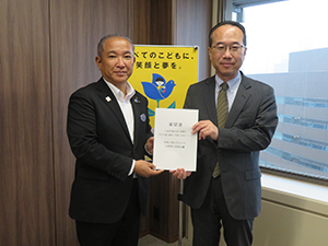 吉住こども家庭庁支援局長へ要望書を渡す市長
