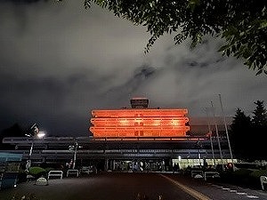 市役所本庁舎オレンジライトアップ 画像