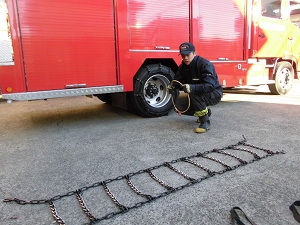 チェーン装着訓練の写真