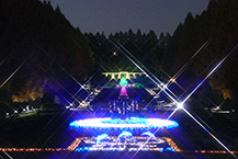 庭園の夜を彩る噴水のライトアップ（県立相模原公園）（2024年12月撮影分）の拡大写真を表示