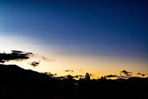 広がる冬空と山際の夕焼け（緑区若柳周辺）（2024年12月撮影分）の拡大写真を表示