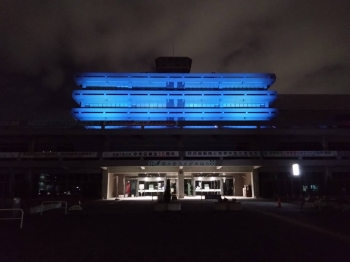 ブルーライトアップされた市役所の写真