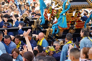 神輿を担ぐ様子