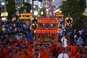 神輿を担ぐ様子