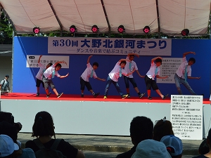 7人で「C」(中央区)ポーズしている写真