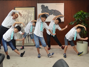 議長と一緒に「C」(中央区マーク)ポーズで記念写真