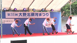 さくら咲くボーイズがCポーズをしている写真