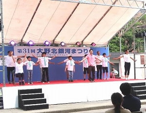 会場の皆さんと一緒にダンスをしている写真