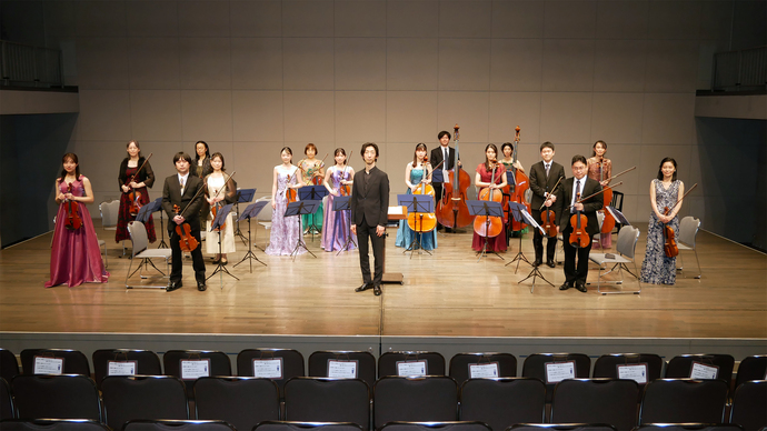 写真:相模原ジュニアオーケストラOB.OGと講師陣