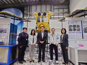 写真:「はやぶさ2」実物大の模型