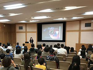 講義「めざせ、火星の月!MMX(火星衛星探査計画)について」の様子 写真