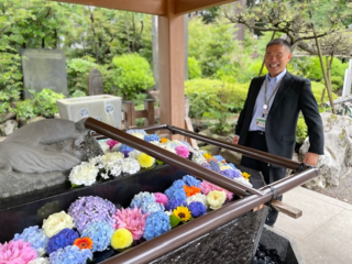 花手水と区長 写真