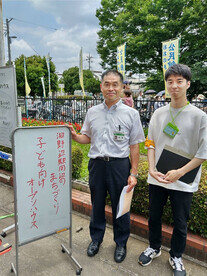 学生と区長 写真