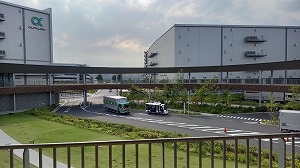 倉庫をめぐる道路 写真