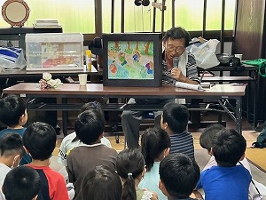 新作紙芝居に見入る子どもたち 写真