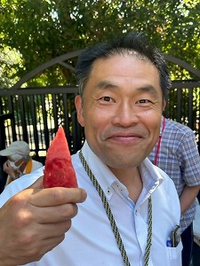おいしいスイカ手にした区長 写真