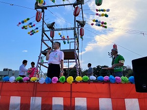 挨拶中 写真