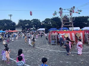 浴衣姿で踊る園児 写真