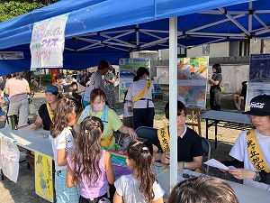 ブースに集まるこどもたち 写真