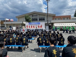 お揃いのTシャツ姿 写真