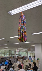 天井に飾られた千羽鶴 写真