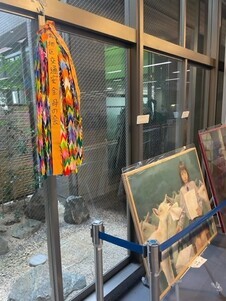 区役所ロビーに飾られた千羽鶴 写真