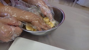 具材を混ぜ合わせる 写真