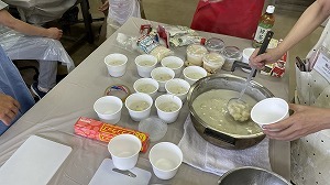 具材を混ぜ合わせる 写真