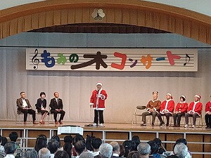 あいさつに立つ岡野実行委員長 写真