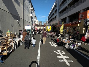 通りに並ぶキッチンカー 写真