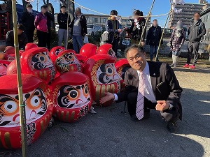 区長とだるま 写真