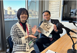 アルバムを手に 写真