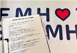看板を背に台本 写真