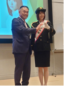 小田さんと区長 写真