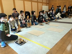 真剣に聞く様子 写真