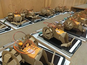 タブレットと段ボール製のローバー 写真