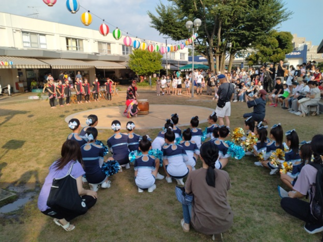 太鼓を囲む会場の様子 写真