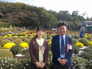 ざる菊の前で 写真
