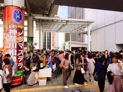 出展者ブースに多くの人が集まっている 写真