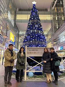 ツリーの前で 写真