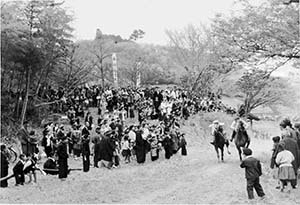 雲居寺のお施餓鬼の草競馬(昭和26年4月) 写真