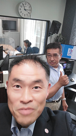 上溝夏祭り実行委員会の山本あづささんと中央区長 写真