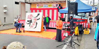 書道家・叔僊さんのライブアート 写真