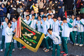 パレード 優勝旗と一緒に撮影