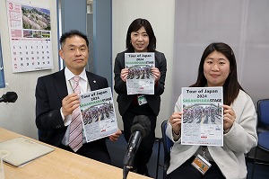 チラシを手に 写真