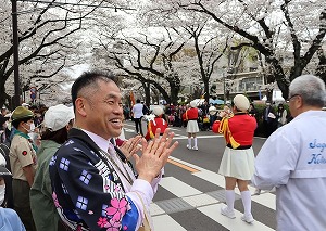 を拍手で応援する区長 写真