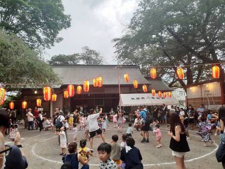浴衣も洋服も、大人も子どももレッツ盆ダンス!