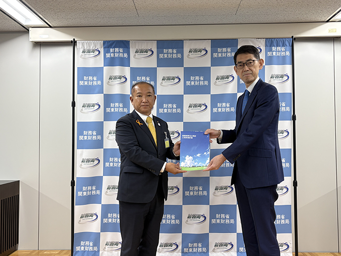 関東財務局長に計画策定を提出する本村市長の写真
