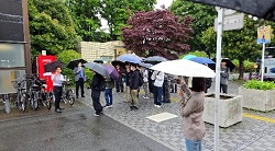 駅前自転車駐車場再整備等について説明を受ける学生の皆さん