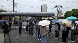 淵野辺駅南口駅前広場周辺の現状等について説明を受ける学生の皆さん